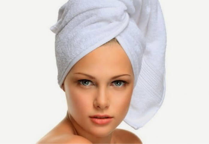 Обернутая полотенцем. Полотенце на голове. Девушка с полотенцем на голове. Лицо девушки с полотенцем на голове. Полотенце для масок для волос.
