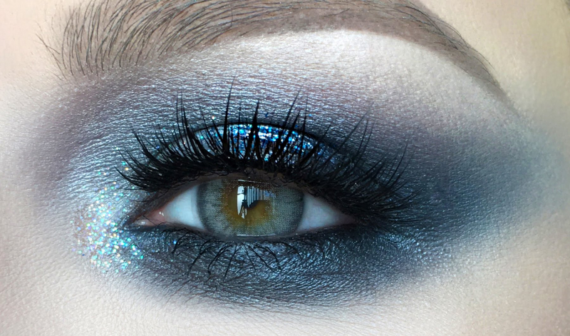 Макияж Smoky Eyes с голубыми тенями