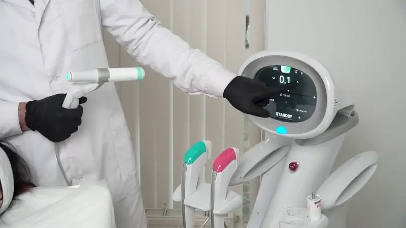 Аппарат Ultraformer MPT для SMAS-лифтинга: врач настраивает параметры процедуры на экране